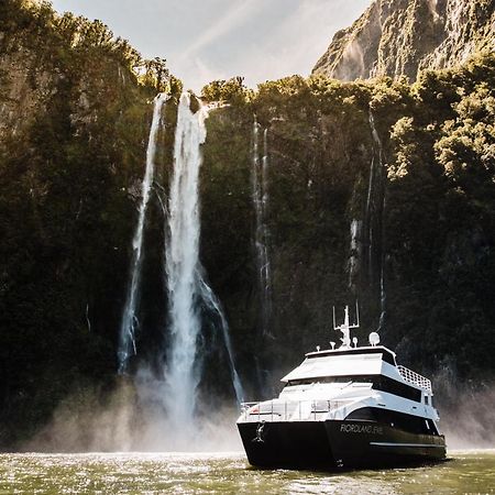 Milford Sound Overnight Cruise - Fiordland Discovery ภายนอก รูปภาพ