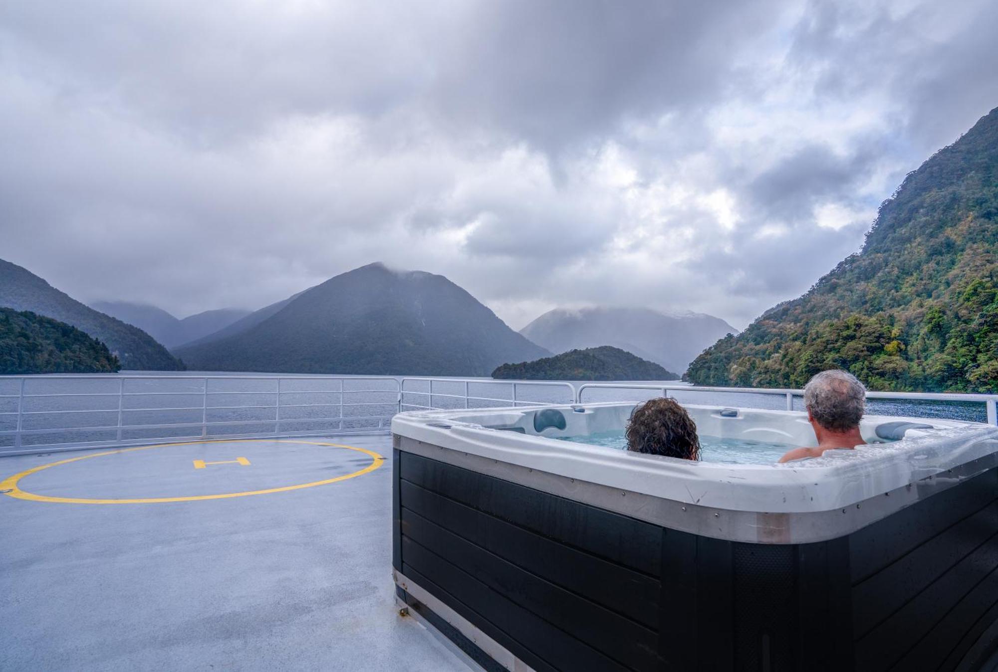 Milford Sound Overnight Cruise - Fiordland Discovery ภายนอก รูปภาพ
