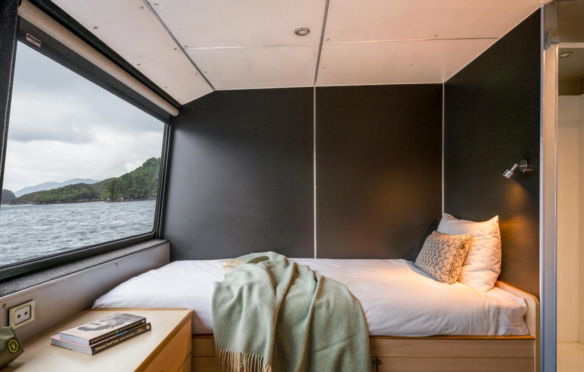 Milford Sound Overnight Cruise - Fiordland Discovery ภายนอก รูปภาพ