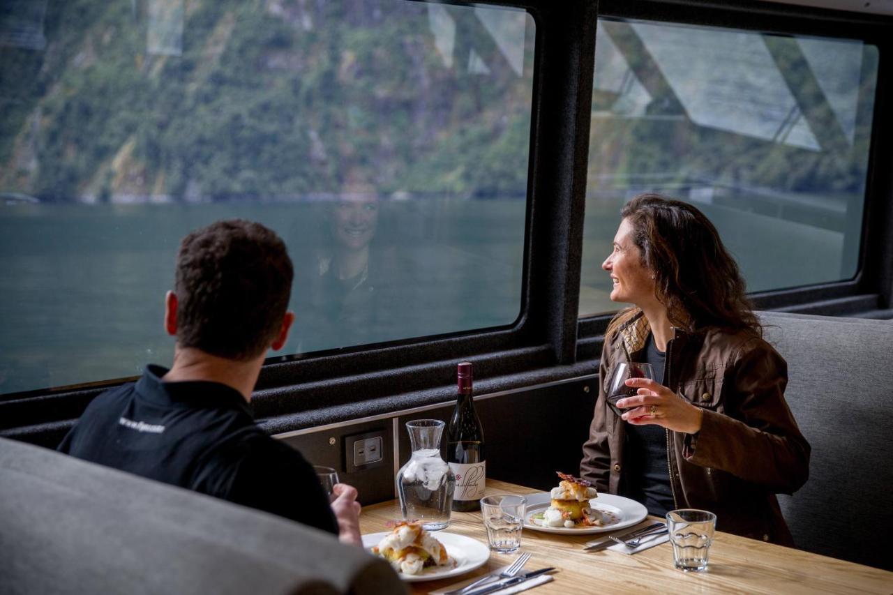 Milford Sound Overnight Cruise - Fiordland Discovery ภายนอก รูปภาพ